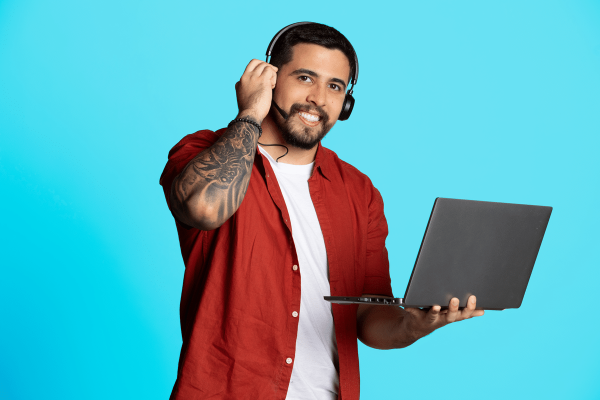 Mann mit Headset und Laptop, auf dem er sich das Incidentmanagement von TOPdesk ansieht