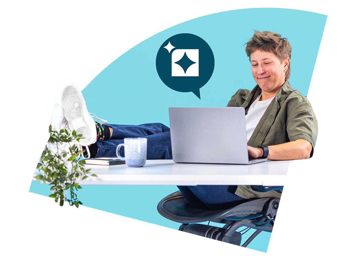 Personne souriante qui travaille sur un ordinateur portable et qui a ses pieds sur le bureau